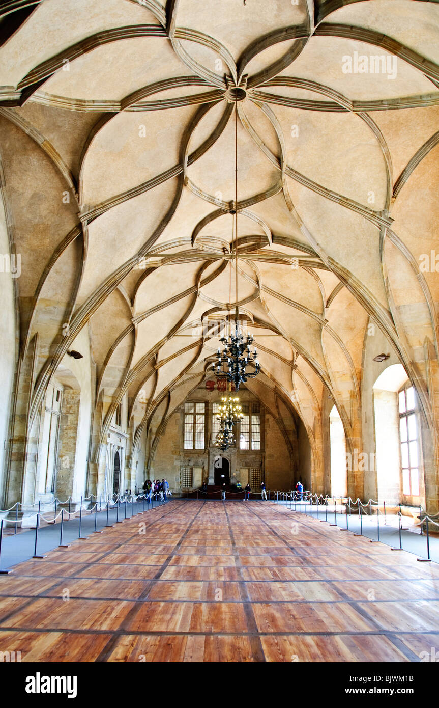 PRAG, Tschechische Republik - der beeindruckende Thronsaal der Vladislav-Halle auf der Prager Burg, geschmückt mit komplexen architektonischen Details und reich an Geschichte. Dieser große Saal war Schauplatz zahlreicher bedeutender Ereignisse in der tschechischen Geschichte, darunter königliche Krönungen, Bankette und Parlamentssitzungen. Stockfoto