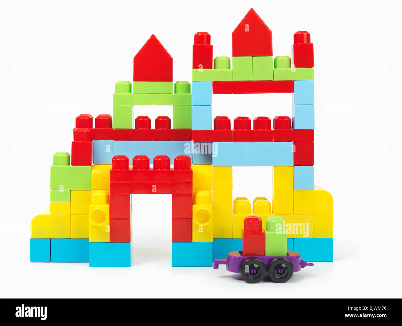 Bunte Haus gebaut aus einem Spielzeug-Baukasten isoliert auf weißem Hintergrund Stockfoto