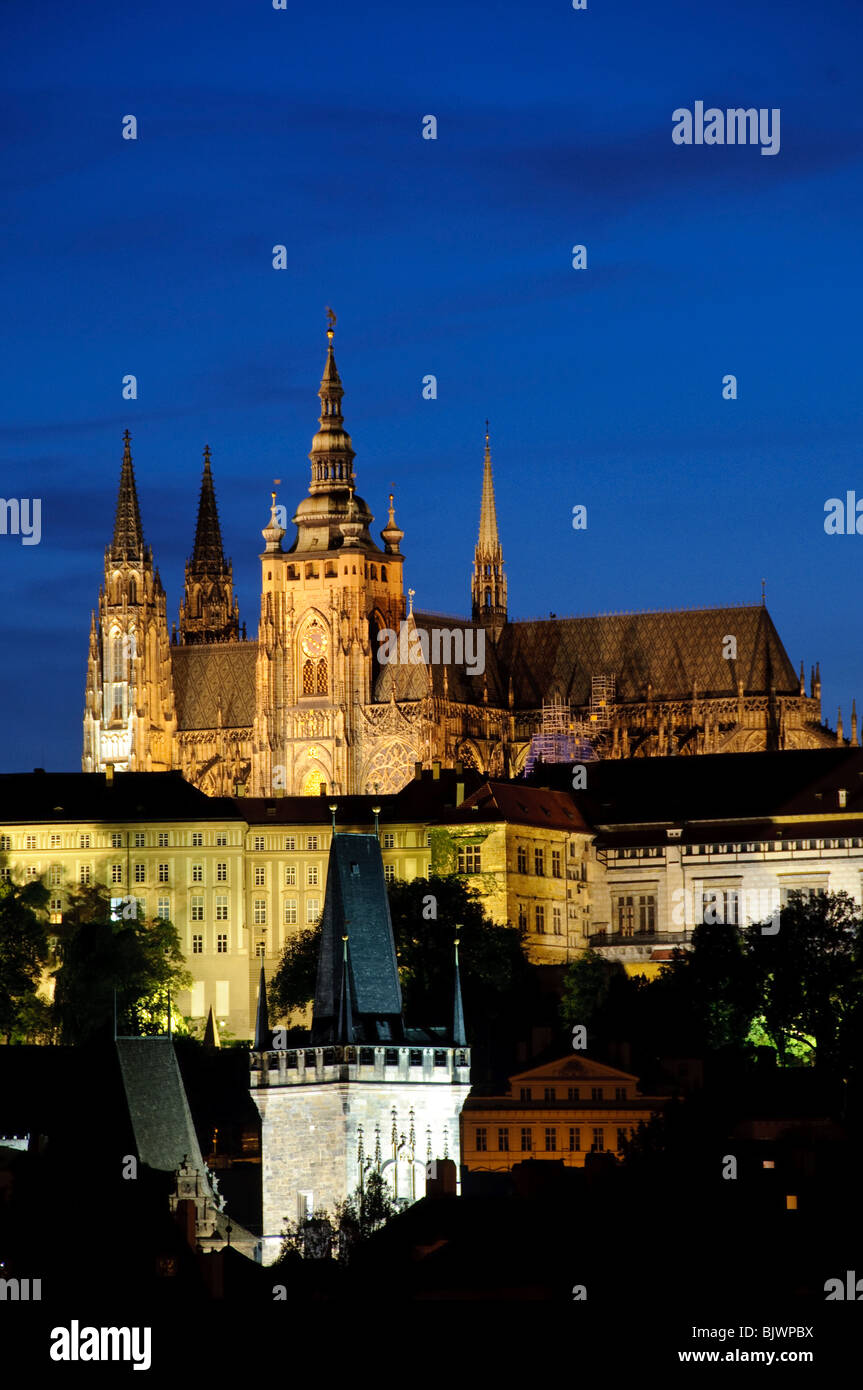Prager Burg in der Abenddämmerung Stockfoto