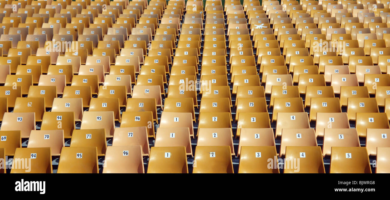 Reihen von Stühlen oder Sitze Stockfoto