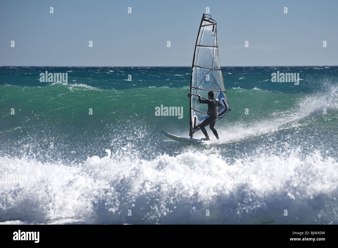 Windsurfer in den Stränden von Masnou, in der Nähe von Barcelona. Spanien. Stockfoto
