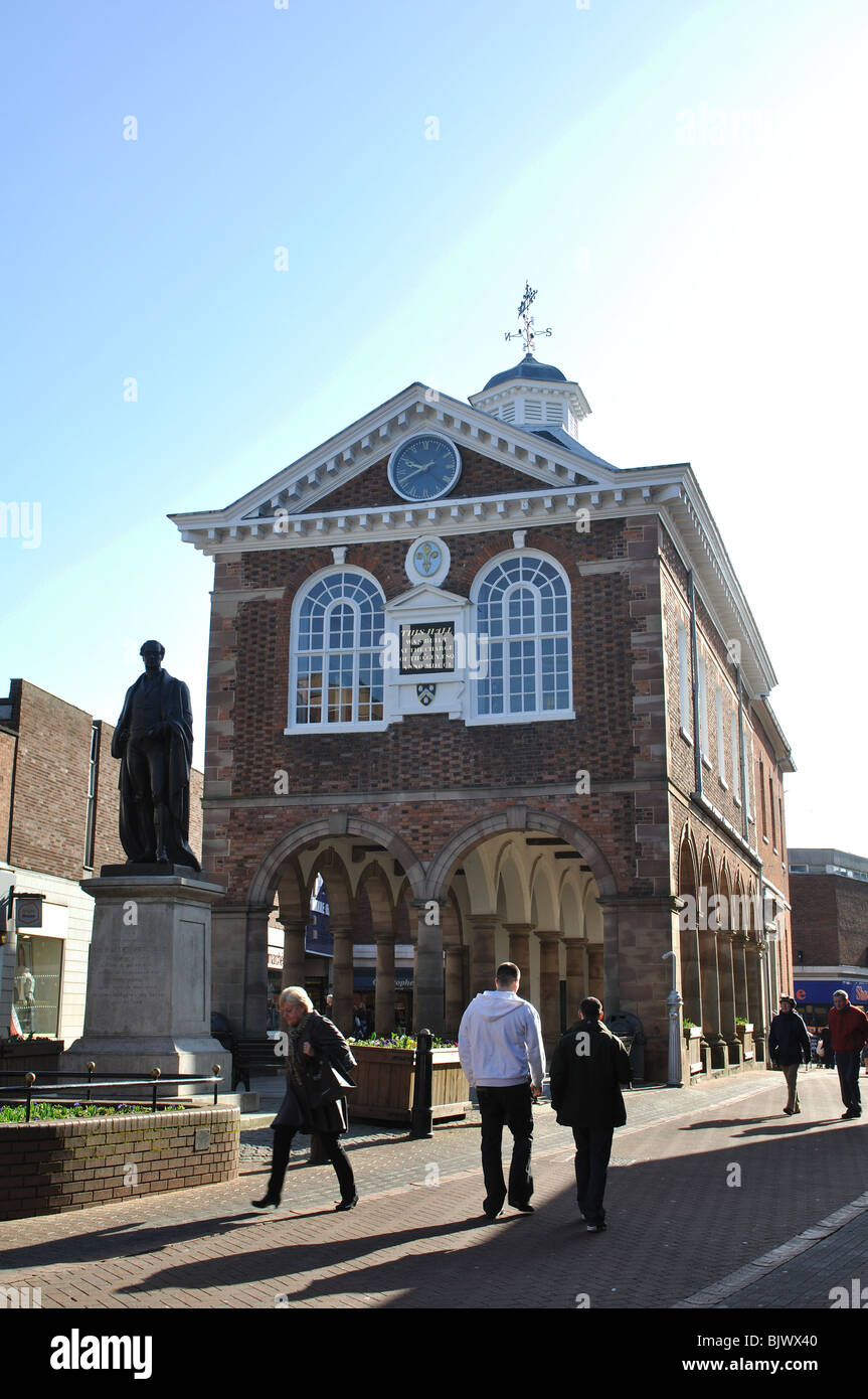 Das Rathaus und Sir Robert Peel Statue, Tamworth, Staffordshire, England, UK Stockfoto