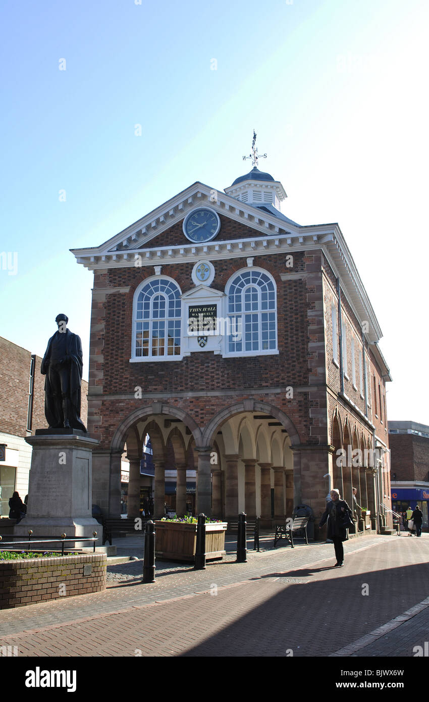 Das Rathaus und Sir Robert Peel Statue, Tamworth, Staffordshire, England, UK Stockfoto