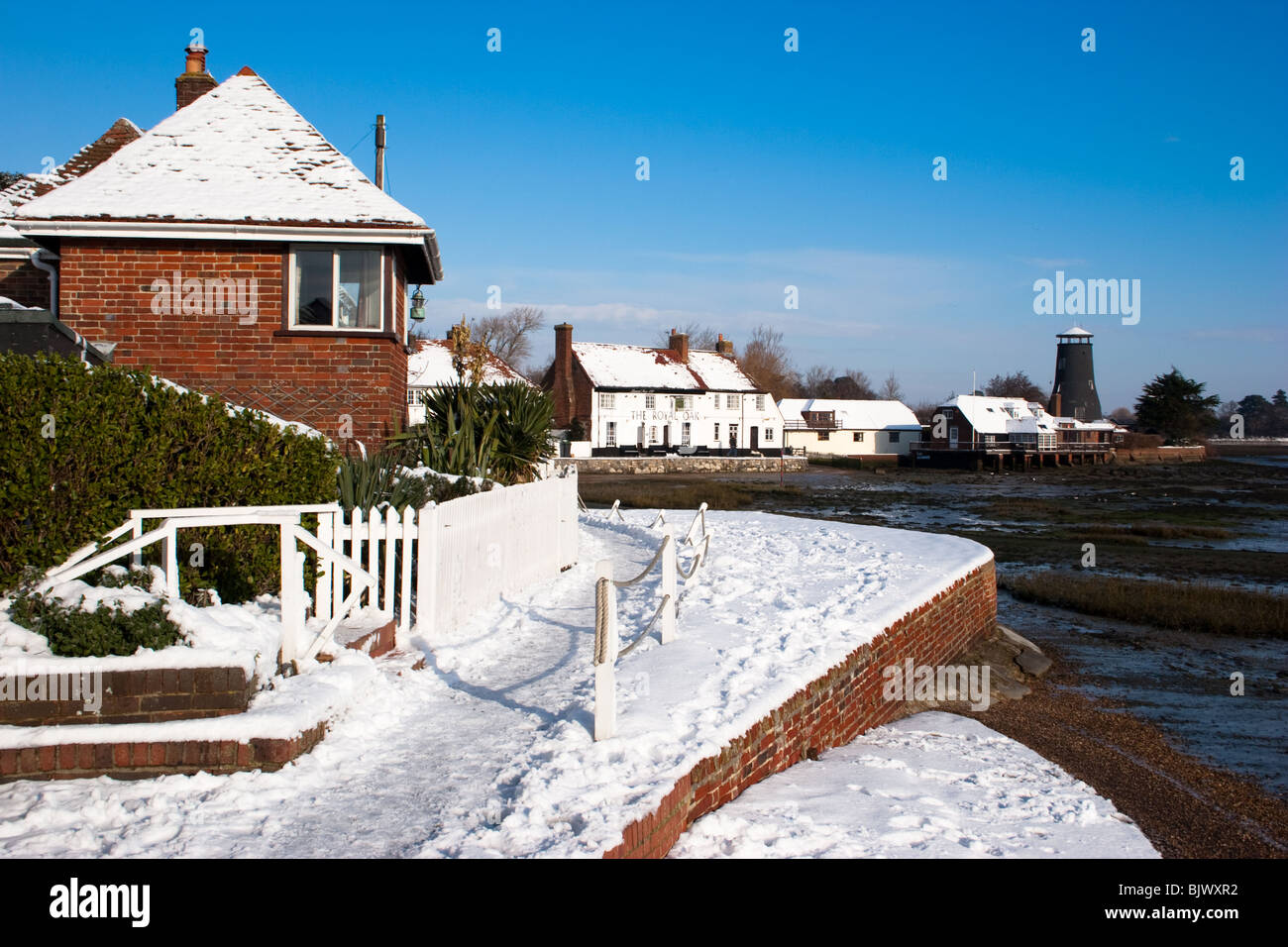 Die Royal Oak und Mühle, Langstone, im Schnee Stockfoto