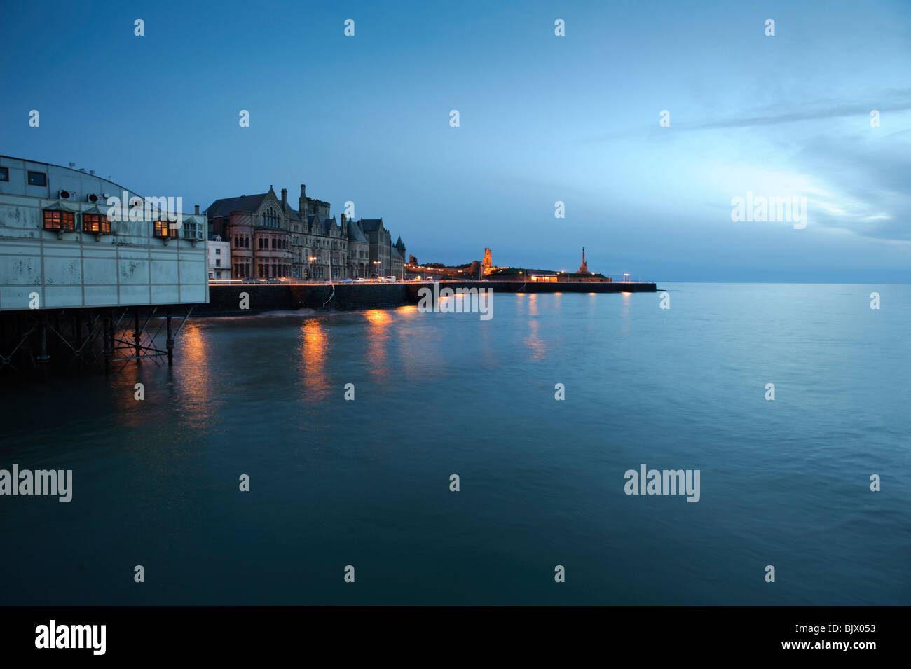 Aberystwyth University, Schloss Promenade und Strand in der Nacht, lange Exposition Bild Wales UK Stockfoto