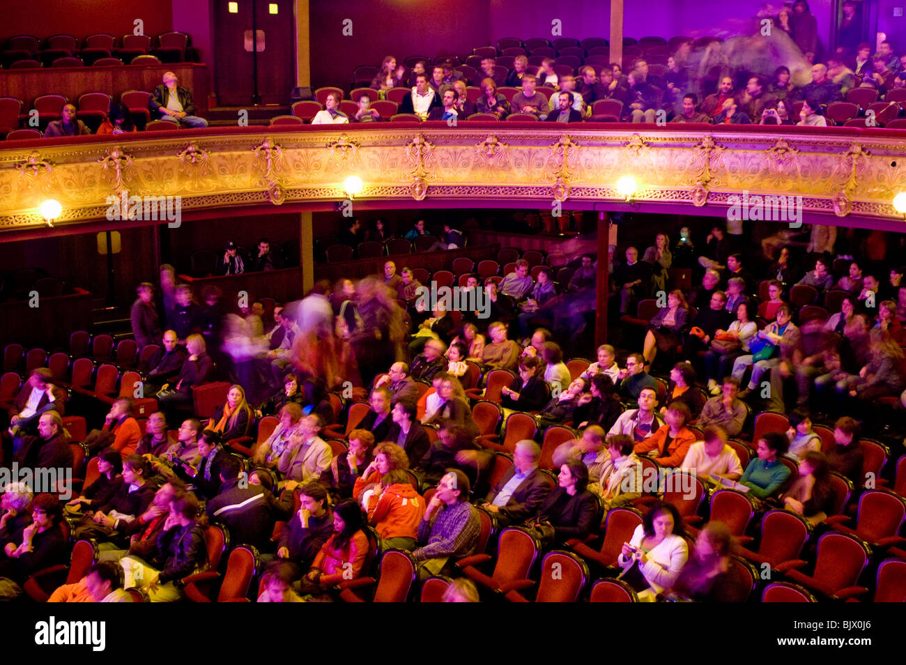 Paris, Frankreich, High Angle, große Menschenmenge in einem Theater mit Publikum, die die Lichtshow während der „Nuit Blanche“-Veranstaltung (Weiße Nacht), Lichtinstallation in Frankreich ansieht Stockfoto