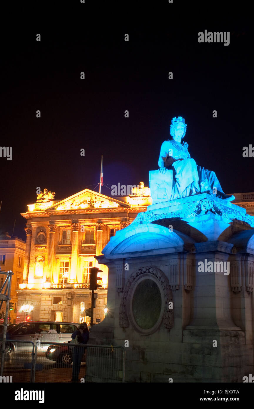 Paris, Frankreich, Hotel Crillion, Luxushotel, Fassade, Place de la Concorde, Beleuchtung der öffentlichen Kunst bei Nacht, öffentliche Statue « Nuit Blanche » Ausstellung Stockfoto