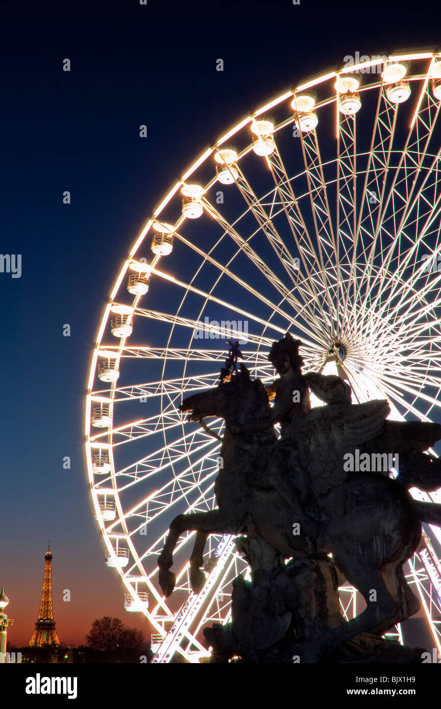 Paris, Frankreich, Panoramablick auf die Statue in Silhouette und das drehende Riesenrad auf der Place de la Concorde » Lights La Renommee » Statue Stockfoto