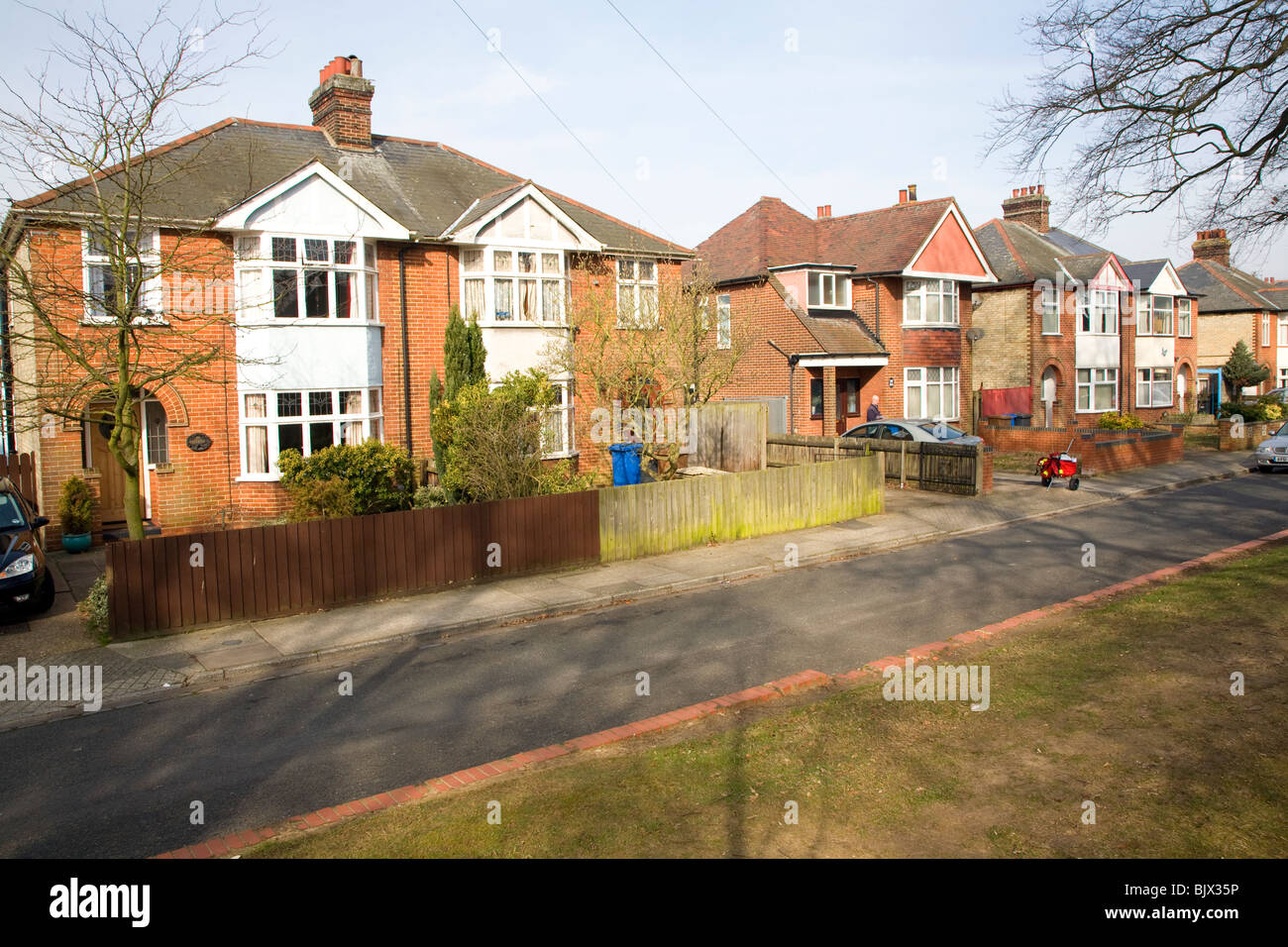 Dreißiger-Doppelhaushälfte in Vorstadthäusern, Ipswich, Suffolk, England, Großbritannien Stockfoto