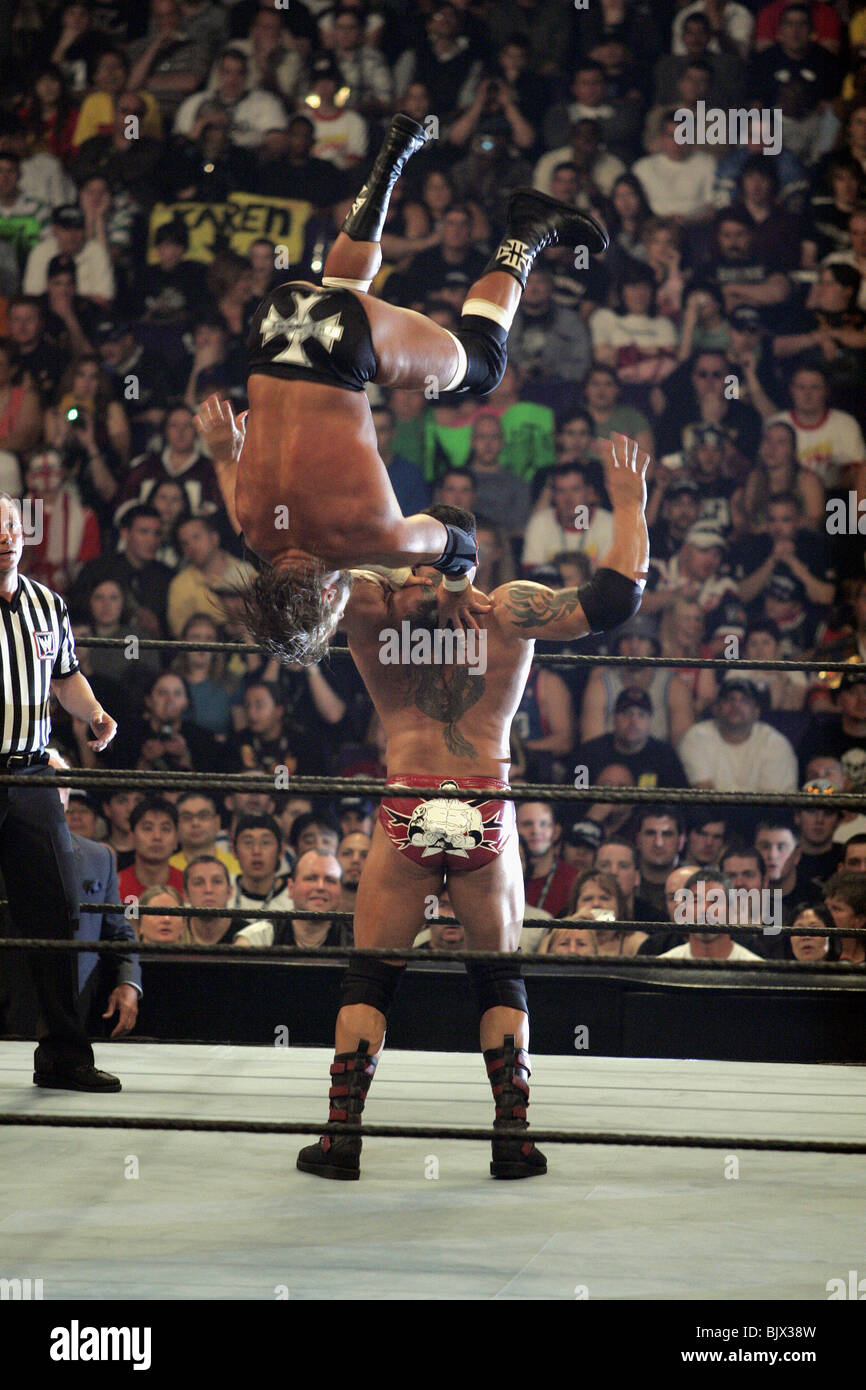 TRIPLE H V BATISTA WRESTLEMANIA 21 GOES HOLLYWOOD STAPLES CENTER in LOS ANGELES USA 3. April 2005 Stockfoto