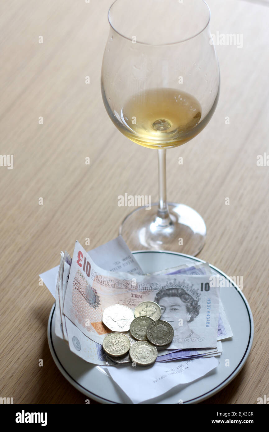 Eine Rechnung in einem Restaurant neben einem Glas Wein. Stockfoto