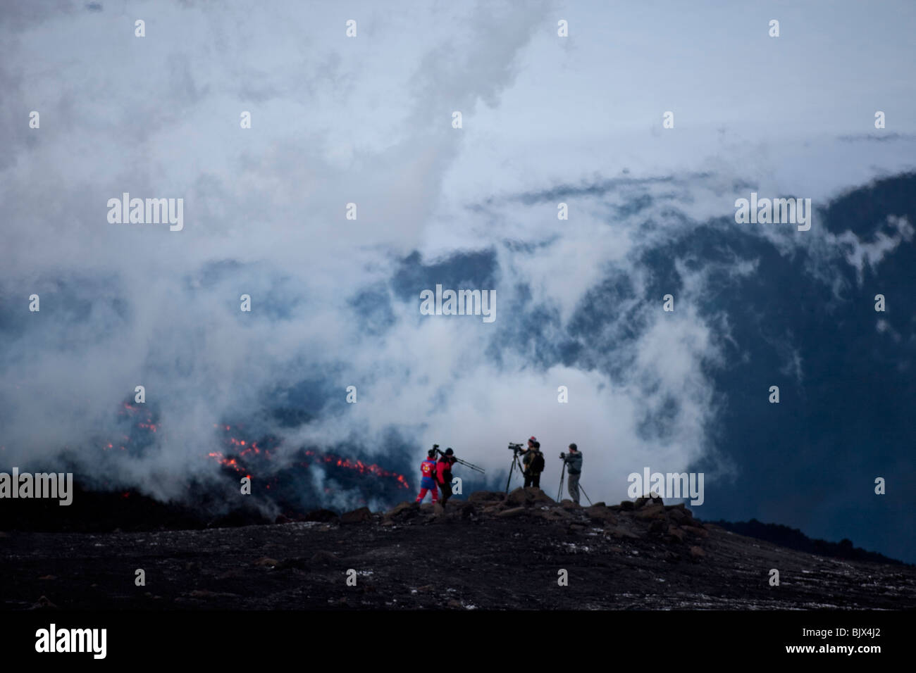 Vulkanische Eruption am Fimmvörðuháls in Eyjafjallajökull. Vergiftete Gas Abdeckung aus der heißen Lava und Menschen stehen eng, Islan Stockfoto