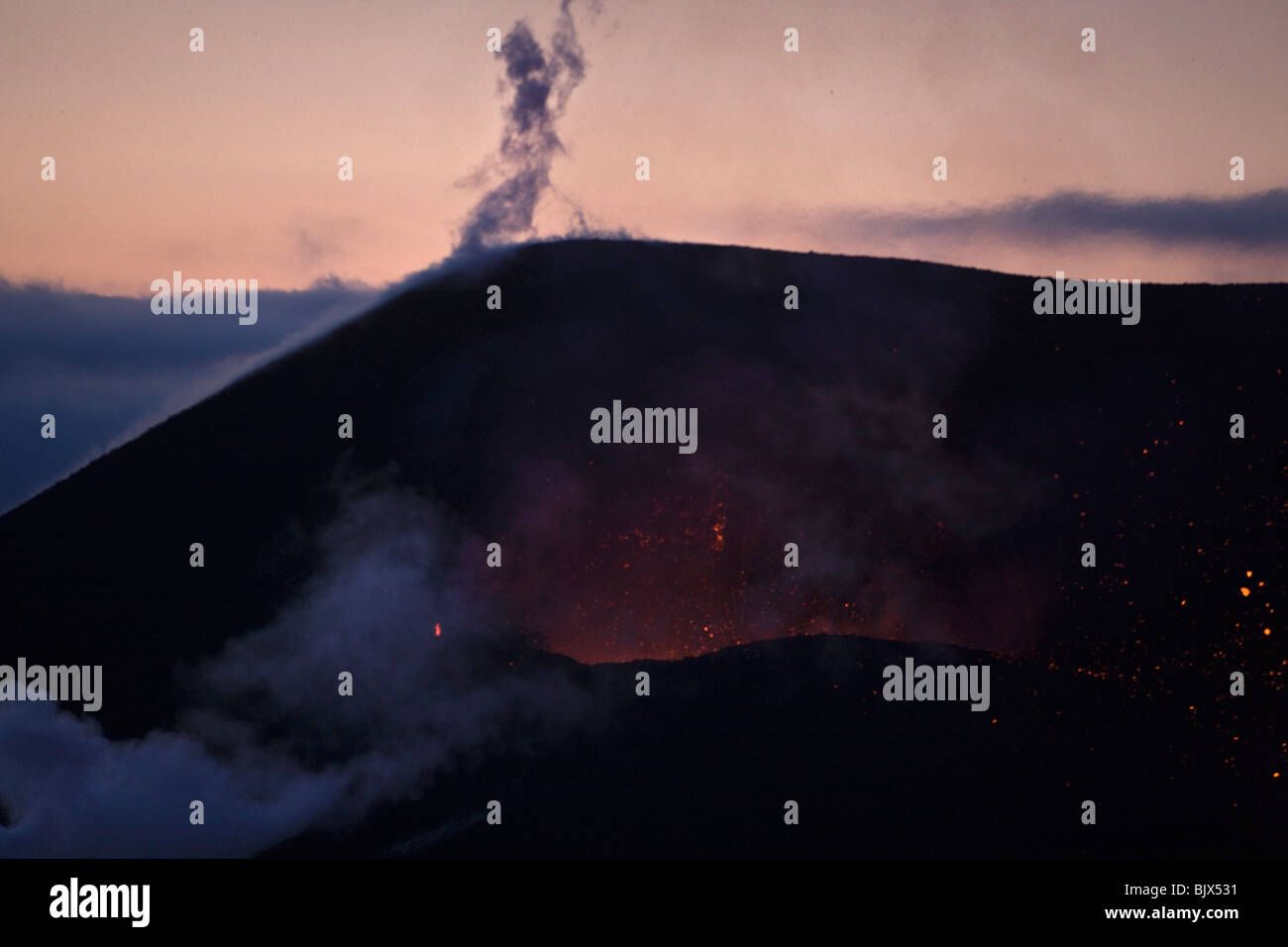 Vulkan Eruption am Fimmvörðuháls, Island. zwischen Gletscher Eyjafjallajökull und Mýrdalsjökull Stockfoto