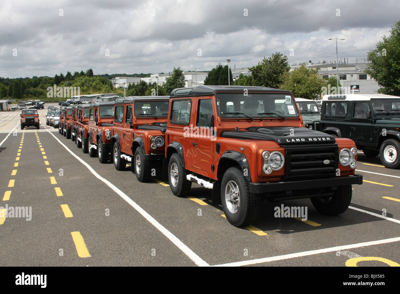 Neue Land Rover Fahrzeuge warten auf Transporter ab Werk Solihull geladen werden Stockfoto