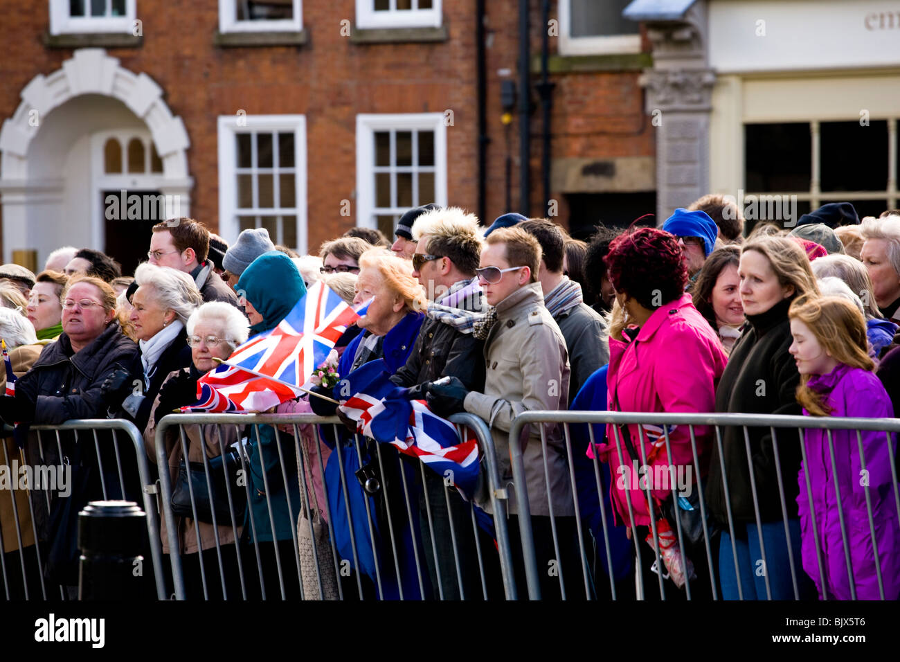 Begierige Scharen von Schaulustigen abwarten, The Queen Gründonnerstag Osterfest vor Derby Kathedrale besuchen. Stockfoto