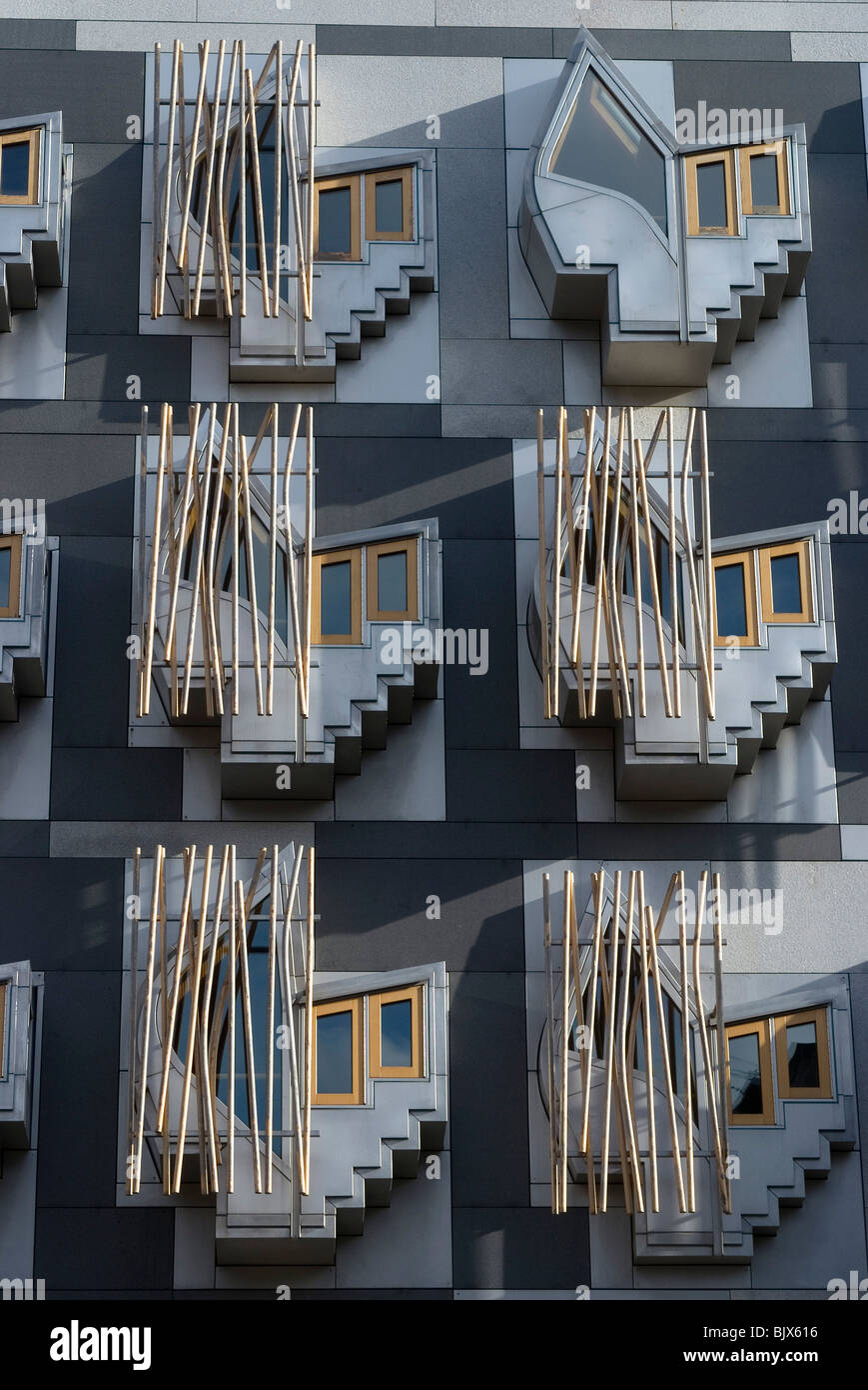 Fenster-Ausschnitt aus dem neuen schottischen Parlament (Architekt Enric Miralles), Edinburgh, Schottland Stockfoto