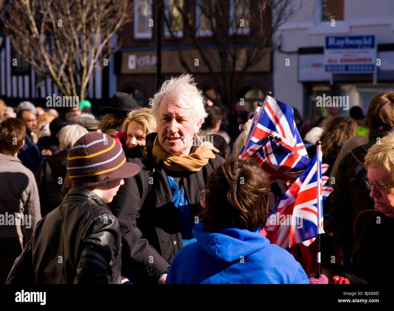 Ein Mann verkauft Union Jack-Flaggen vor Derby Kathedrale während eines Staatsbesuchs von der Königin für Gründonnerstag zu Ostern Stockfoto