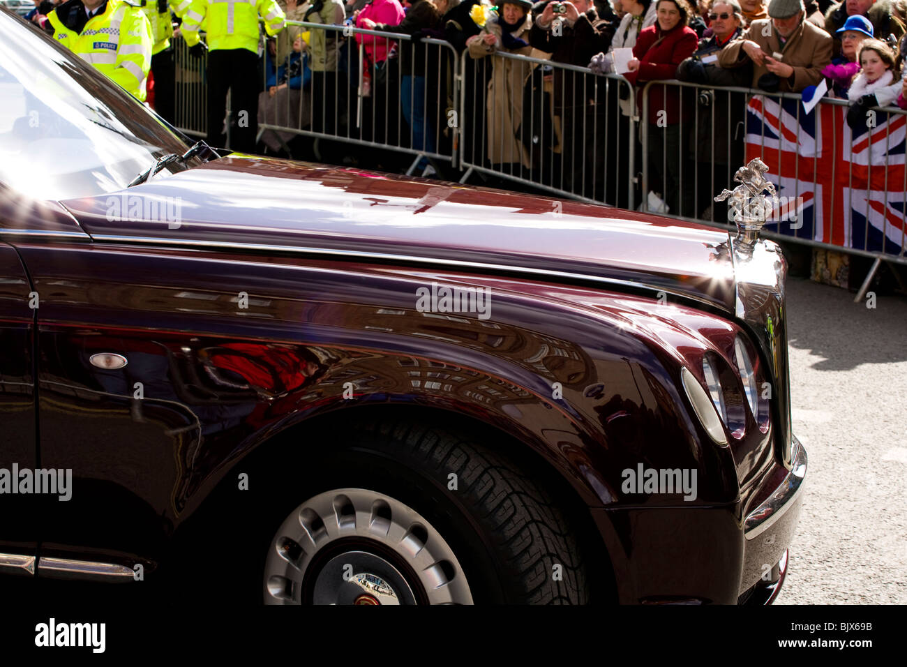 Ihre Majestät die Königin Stand Bentley Limousine fährt vorbei Derby Kathedrale und Massen nach der Gründonnerstag-Zeremonie. Stockfoto