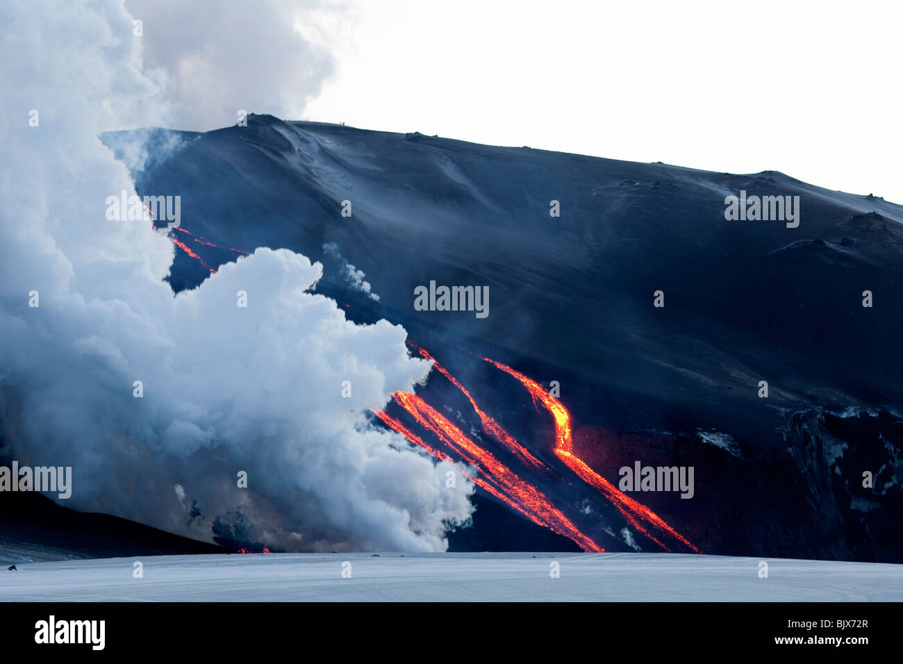 Vulkanische Eruption am Fimmvörðuháls Island - Floating Lava in Strömen Stockfoto