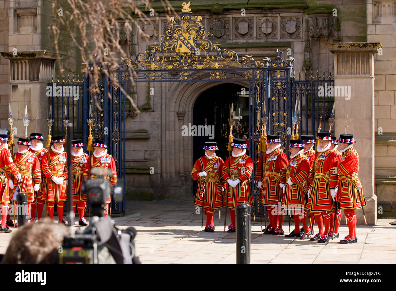 Beefeaters Line-up außerhalb Derby Kathedrale bereit, die Königin bei ihrer Ankunft für den Gründonnerstag Osterfeier zu empfangen. Stockfoto