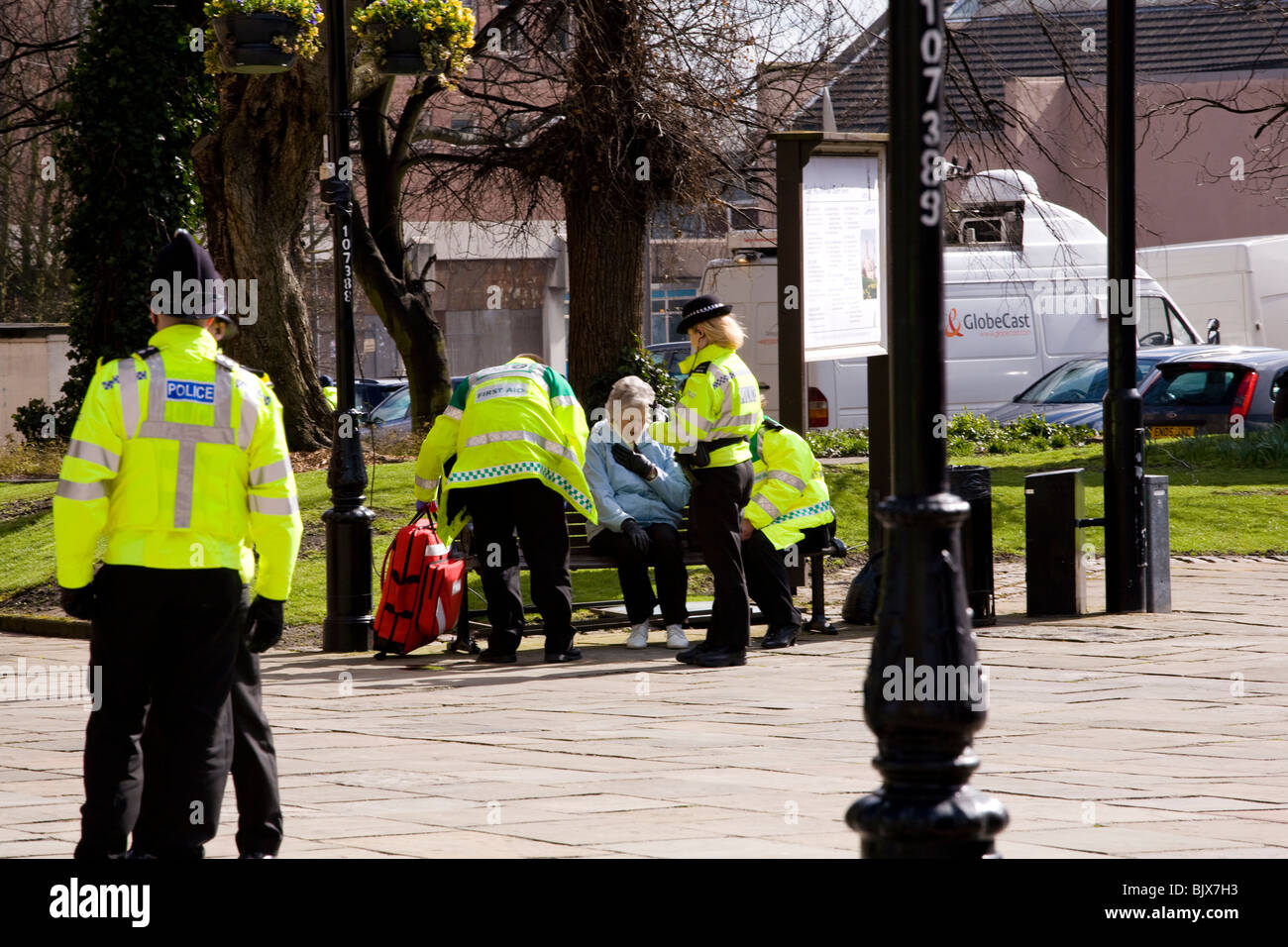 Polizei helfen, eine ältere Dame hinter der Menge Barriere im Derby am Gründonnerstag feiern und nehmen sie, sich hinzusetzen. Stockfoto