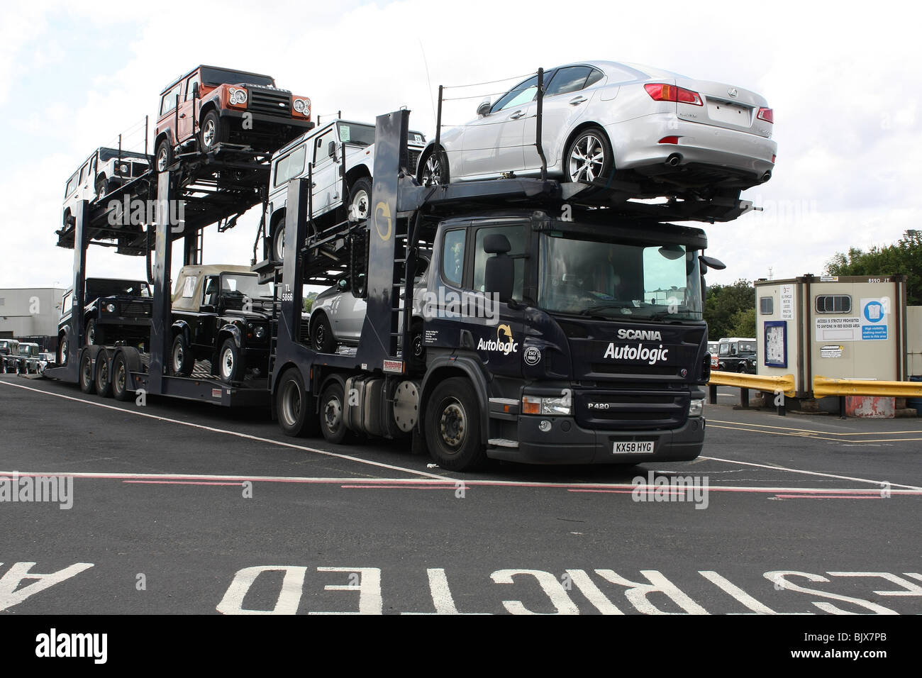 Autotransporter mit Land Rover geladen wird Stockfoto