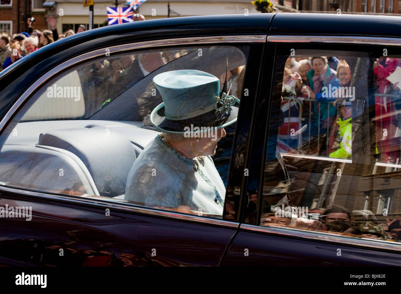 Ihre Majestät Königin Elizabeth II setzte auf der Rückseite ihrer Bentley State Limousine sich bei einem Besuch in Derby Maundy Geld geben Stockfoto