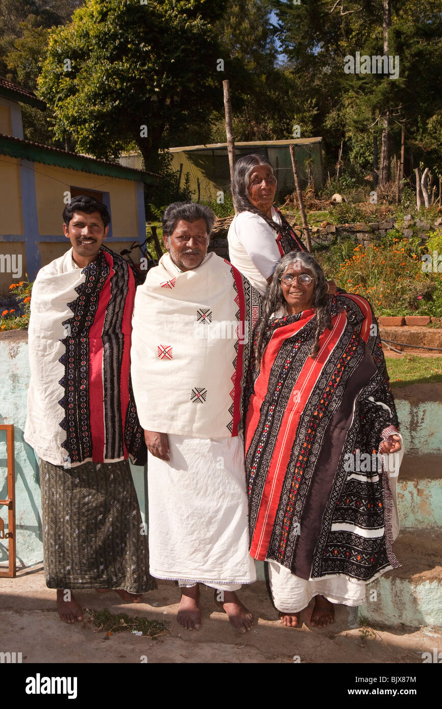 Indien, Tamil Nadu, Udhagamandalam (Ooty), Traditionallydressed Toda Stammes-Familie in der hand bestickte Kleider Stockfoto