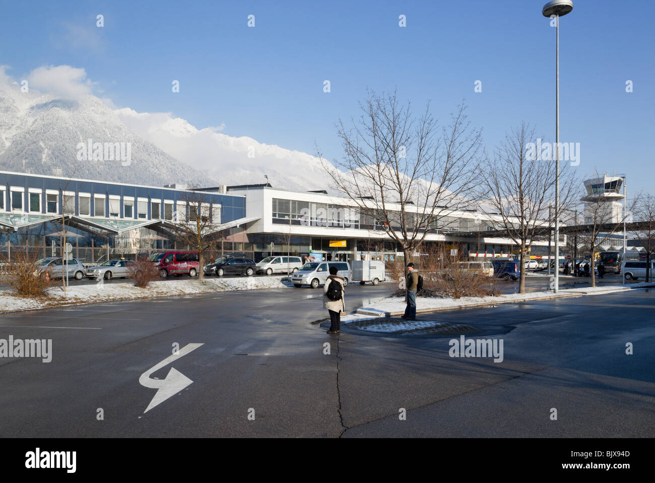 Innsbruck, Tirol, Österreich, Europa. Flughafen-Ankunftshalle Gebäude in der Nähe der Berge in Österreichische Alpen Stockfoto