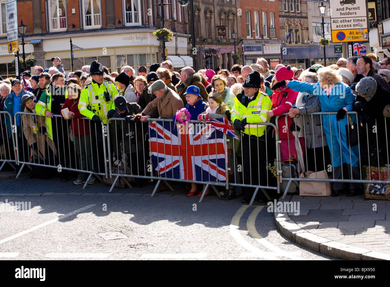 Polizei zur Kontrolle von Menschenmengen in Derby Stadt Zentrum kommt die Queen in der Kathedrale für Gründonnerstag Zeremonie. Stockfoto