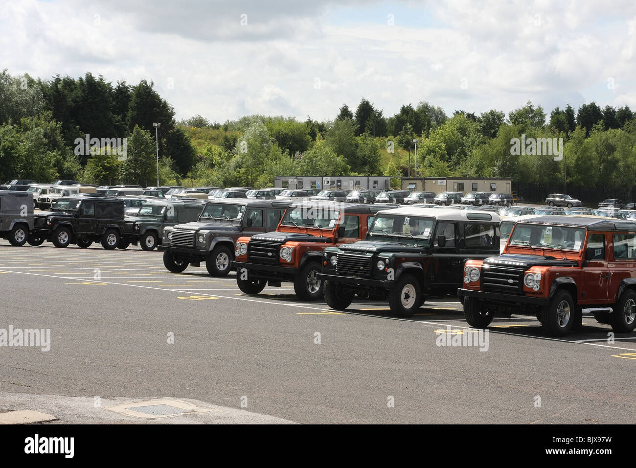 Neue Land Rover Fahrzeuge warten auf Transporter ab Werk Solihull geladen werden Stockfoto