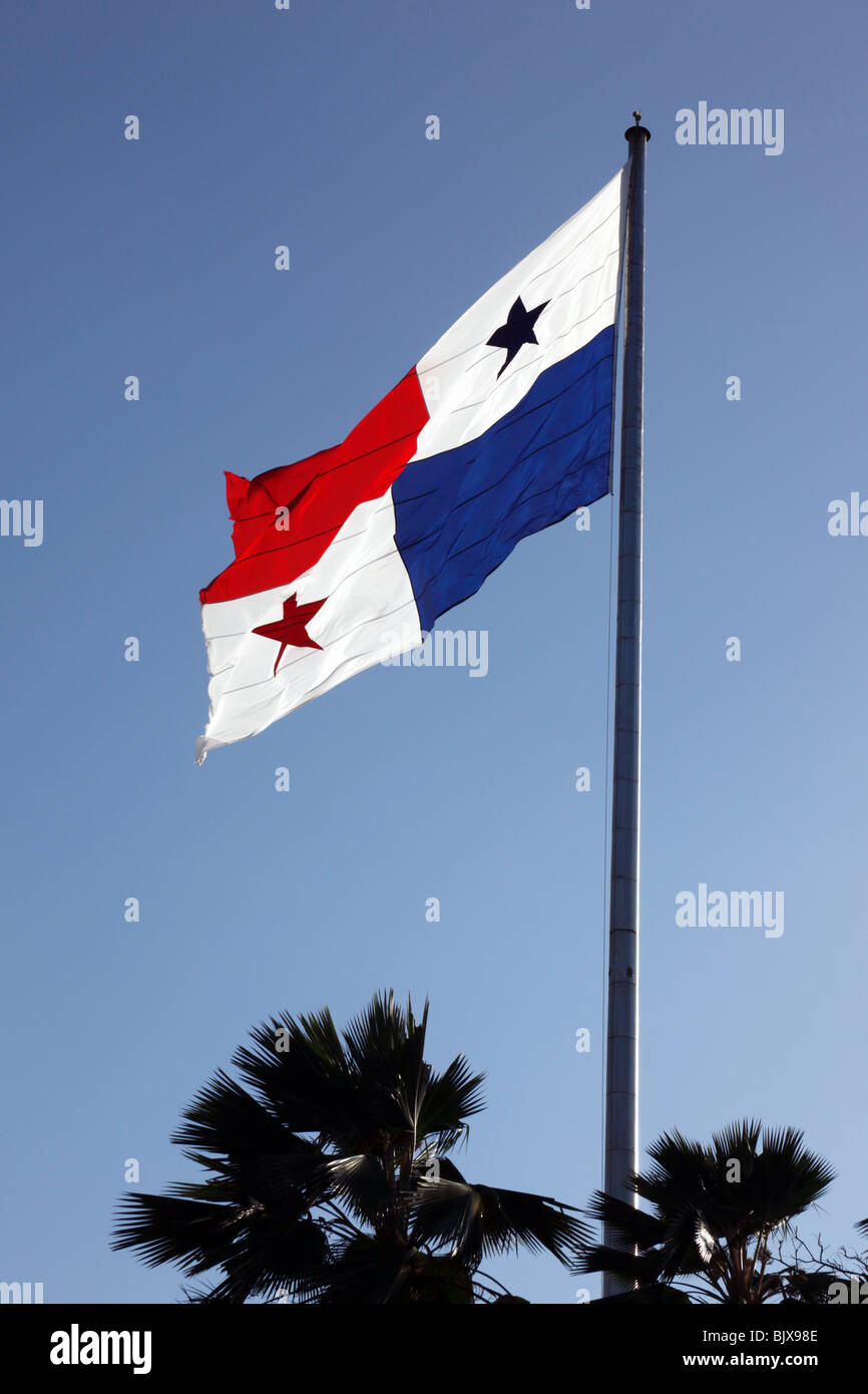 Panamaischer Flagge oben Cerro Ancon, Panama City, Panama fliegen Stockfoto