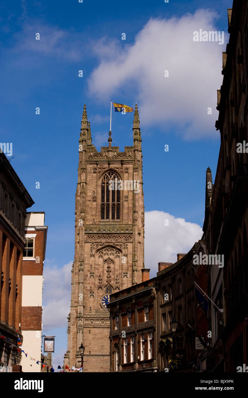 Derby Kathedrale die Flagge Royal Standard als die Königin am Gründonnerstag an Ostern 2010 besucht. Stockfoto