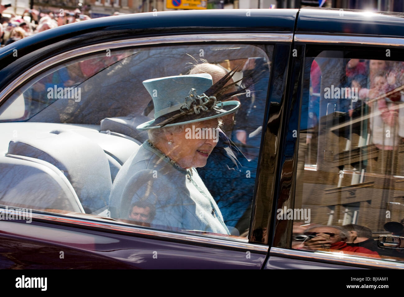 Ihre Majestät Königin Elizabeth II setzte auf der Rückseite ihrer Bentley State Limousine sich bei einem Besuch in Derby Maundy Geld geben Stockfoto