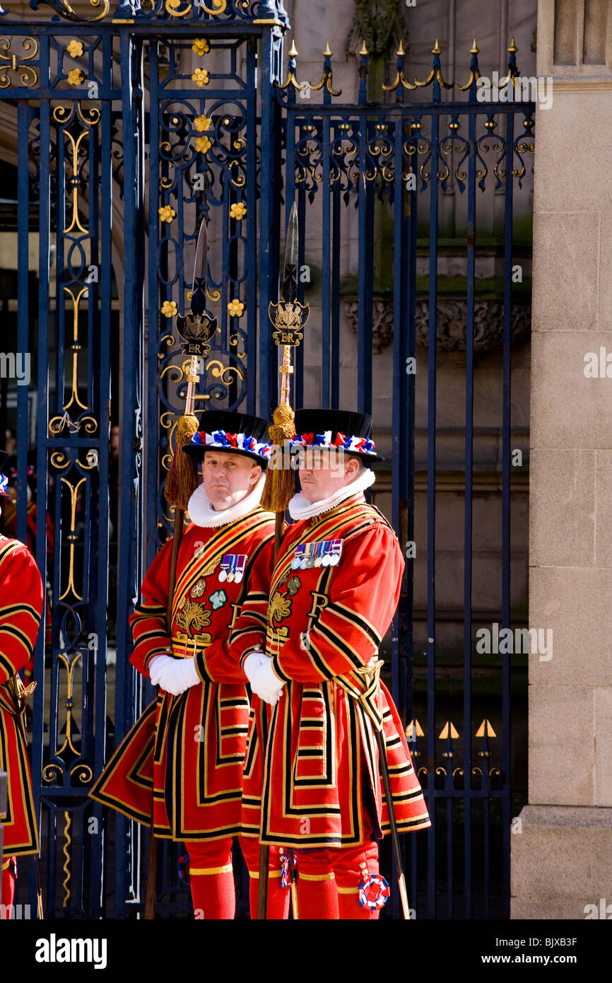 Beefeaters Line-up außerhalb Derby Kathedrale bereit, die Königin bei ihrer Ankunft für den Gründonnerstag Osterfeier zu empfangen. Stockfoto