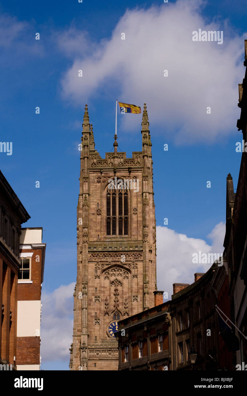 Derby Kathedrale die Flagge Royal Standard als die Königin am Gründonnerstag an Ostern 2010 besucht. Stockfoto