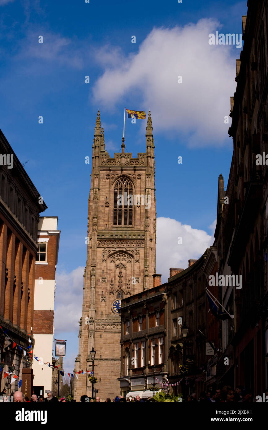 Derby Kathedrale die Flagge Royal Standard als die Königin am Gründonnerstag an Ostern 2010 besucht. Stockfoto