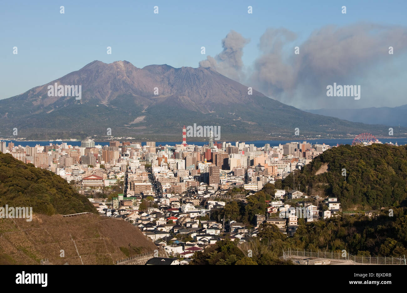 Kagoshima, Japan mit Mount Sakurajima durchbrechenden Stockfotografie