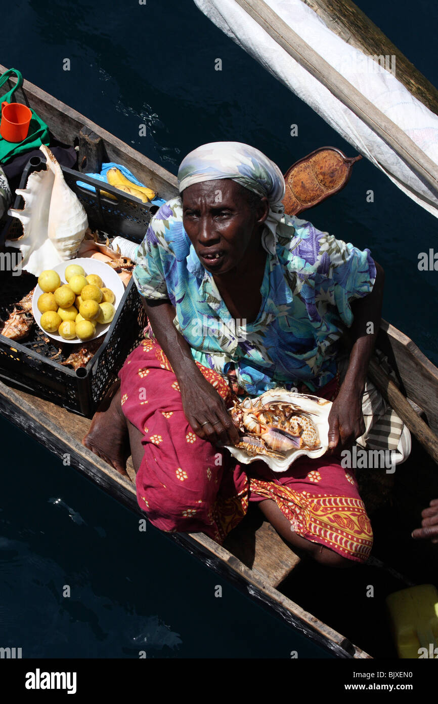 Arme afrikanische Frau in einem Boot mit Gemüse und Suveniers für Verkauf, Madagaskar, Afrika Stockfoto