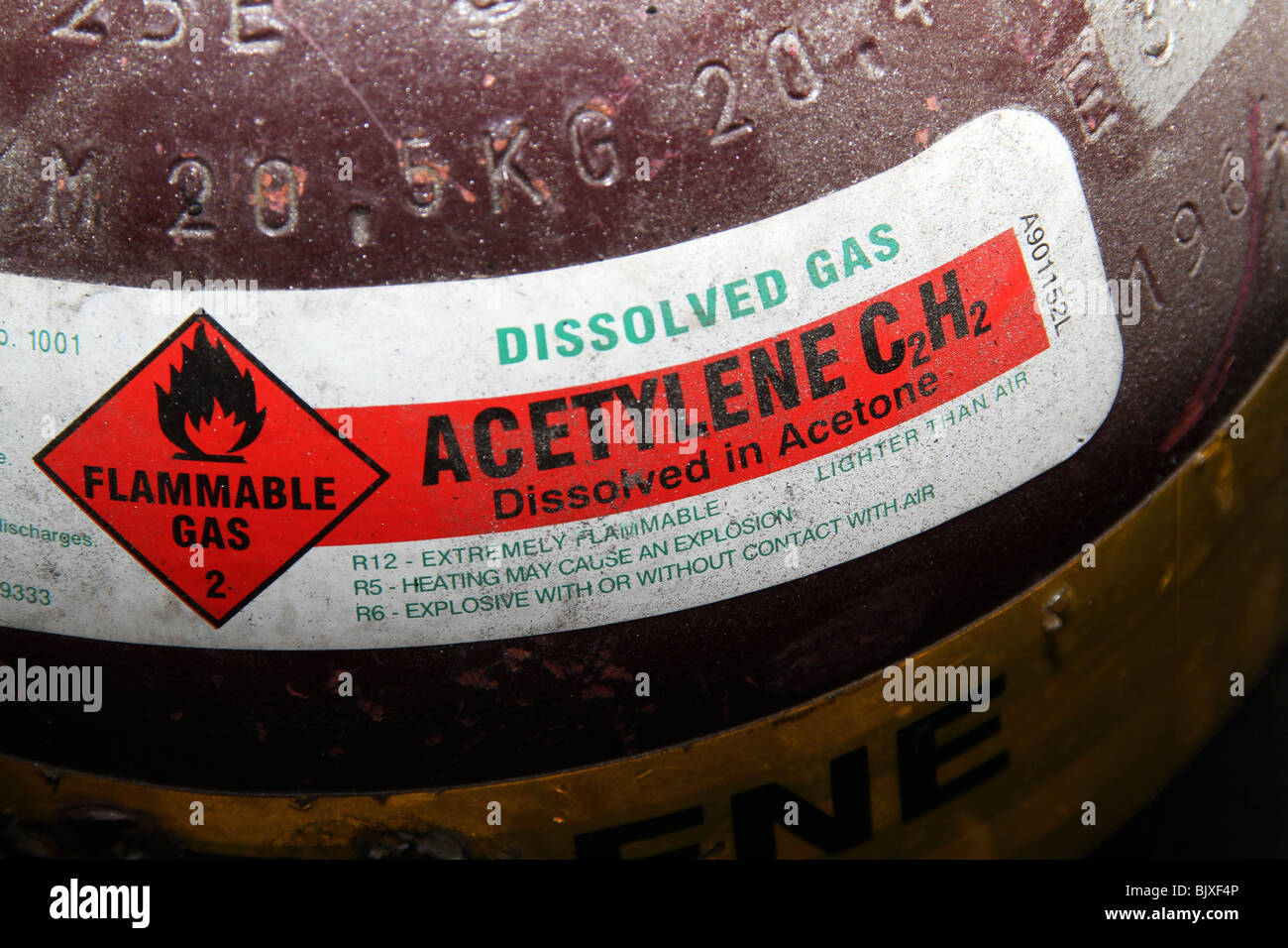 Sicherheit bemerken auf Acetylen-Gas in Aceton Zylinder verwendet für das Brennen und Schweißen mit Sauerstoff Konturenverläufe. Stockfoto