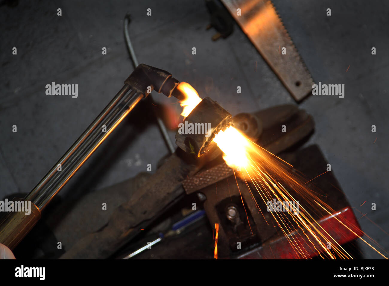 Brennende Waffe im Einsatz. Stockfoto