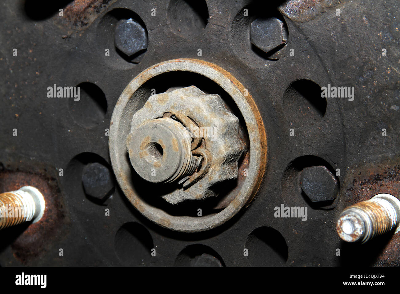 Nuss-Welle gebohrt mit Beibehaltung Splint am Fahrzeug Bremstrommel und Radlager. Stockfoto