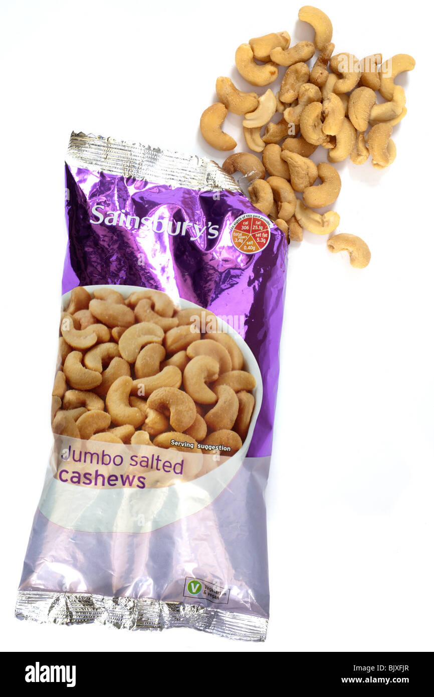 Tasche von Jumbo gesalzene Cashew-Nüssen Verschütten auf eine weiße Fläche Stockfoto