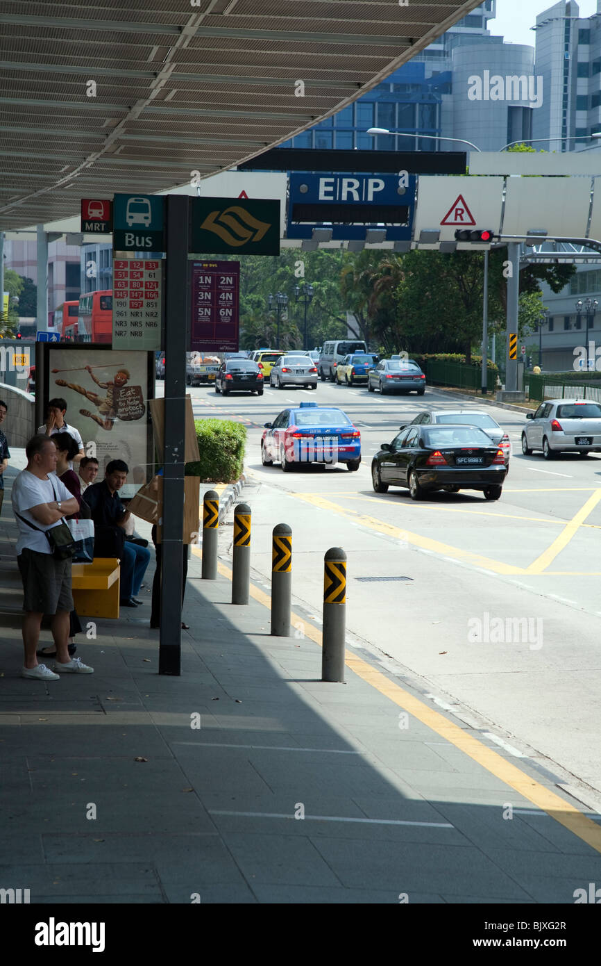Menschen warten auf einen Bus vor dem Clarke Quay MRT Bahnhof, Singapur Stockfoto