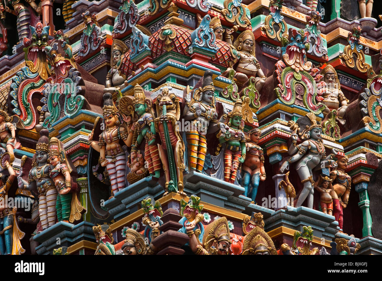 Indien, Tamil Nadu, Madurai, Sri Meenakshi Tempel restauriert neu West Gopuram vollgestopft mit hinduistischen Wächtergottheiten Stockfoto