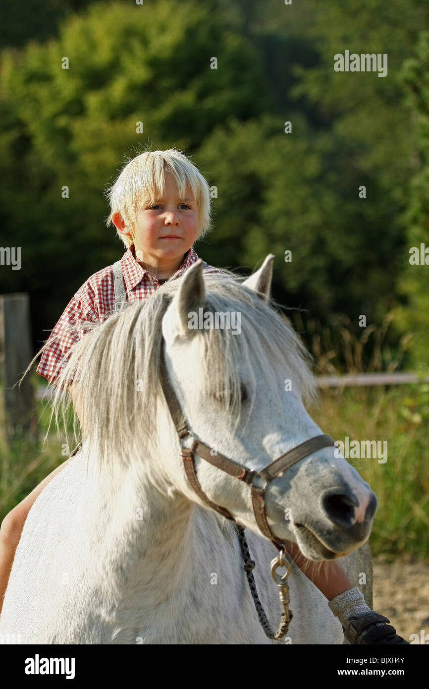 Junge mit pony Stockfoto