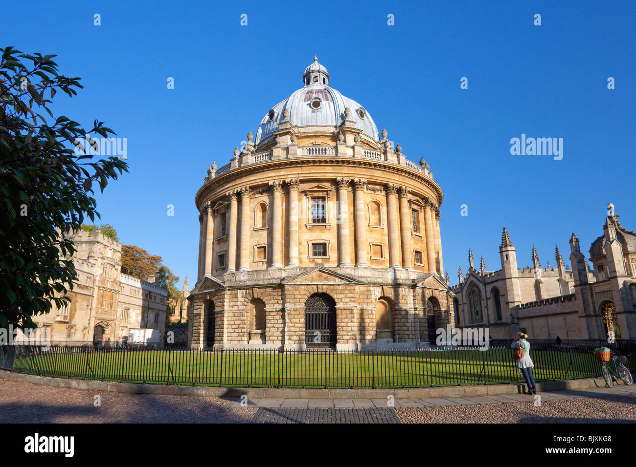 Junge Studentin mit Fahrrad Fahrrad alle Seelen Hochschule Radcliffe Kamera Oxford University England UK United Kingdom GB große Stockfoto