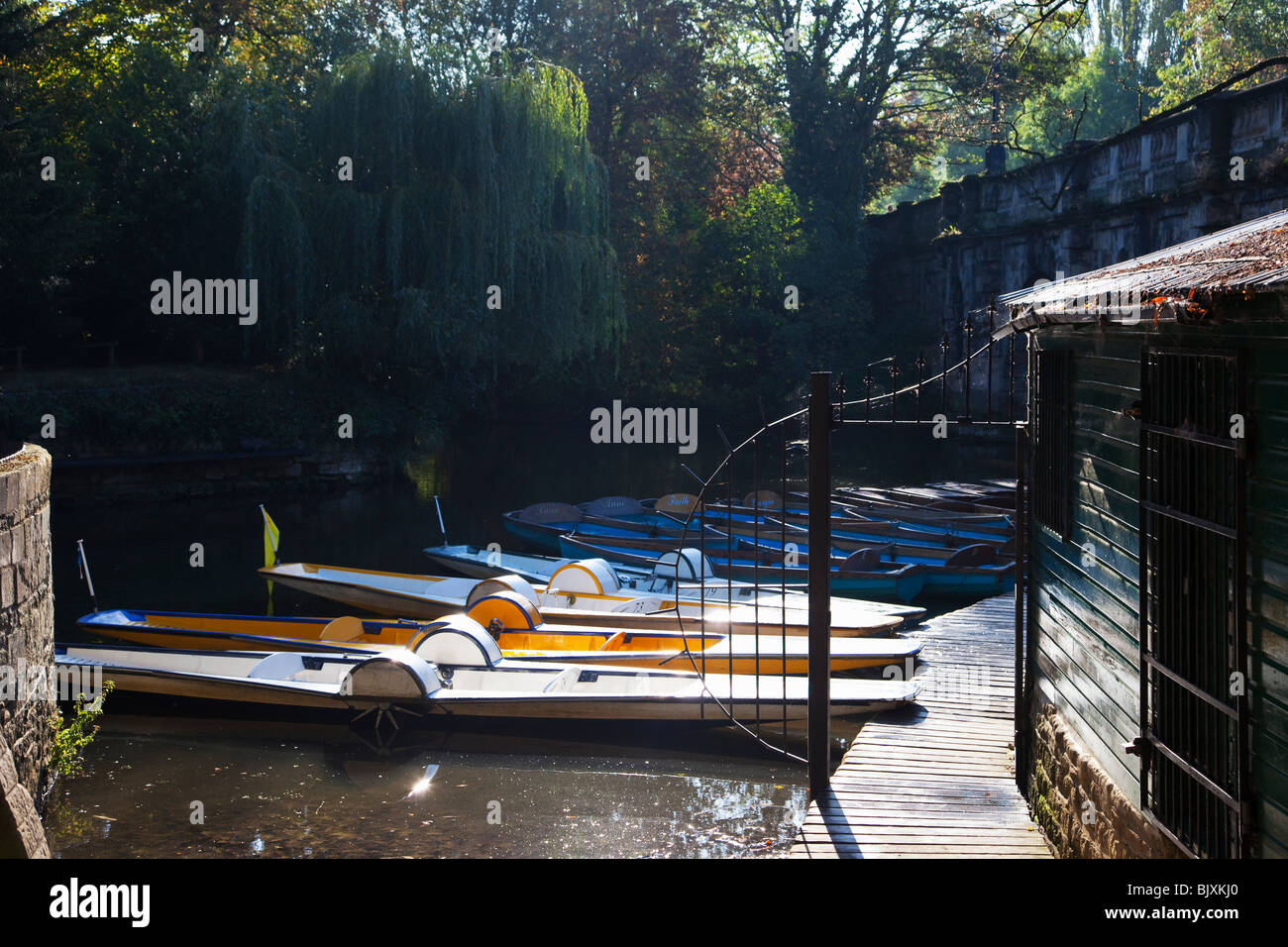 Stocherkähne vor Anker in der Nähe von Magdalen Bridge Oxford England UK United Kingdom GB Großbritannien britischen Inseln Europa EU Stockfoto