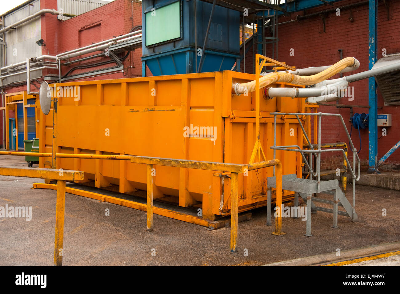 Versiegelte Abfälle überspringen für pulverförmige Industrieabfälle - Luftgebläse-Vakuum-system Stockfoto