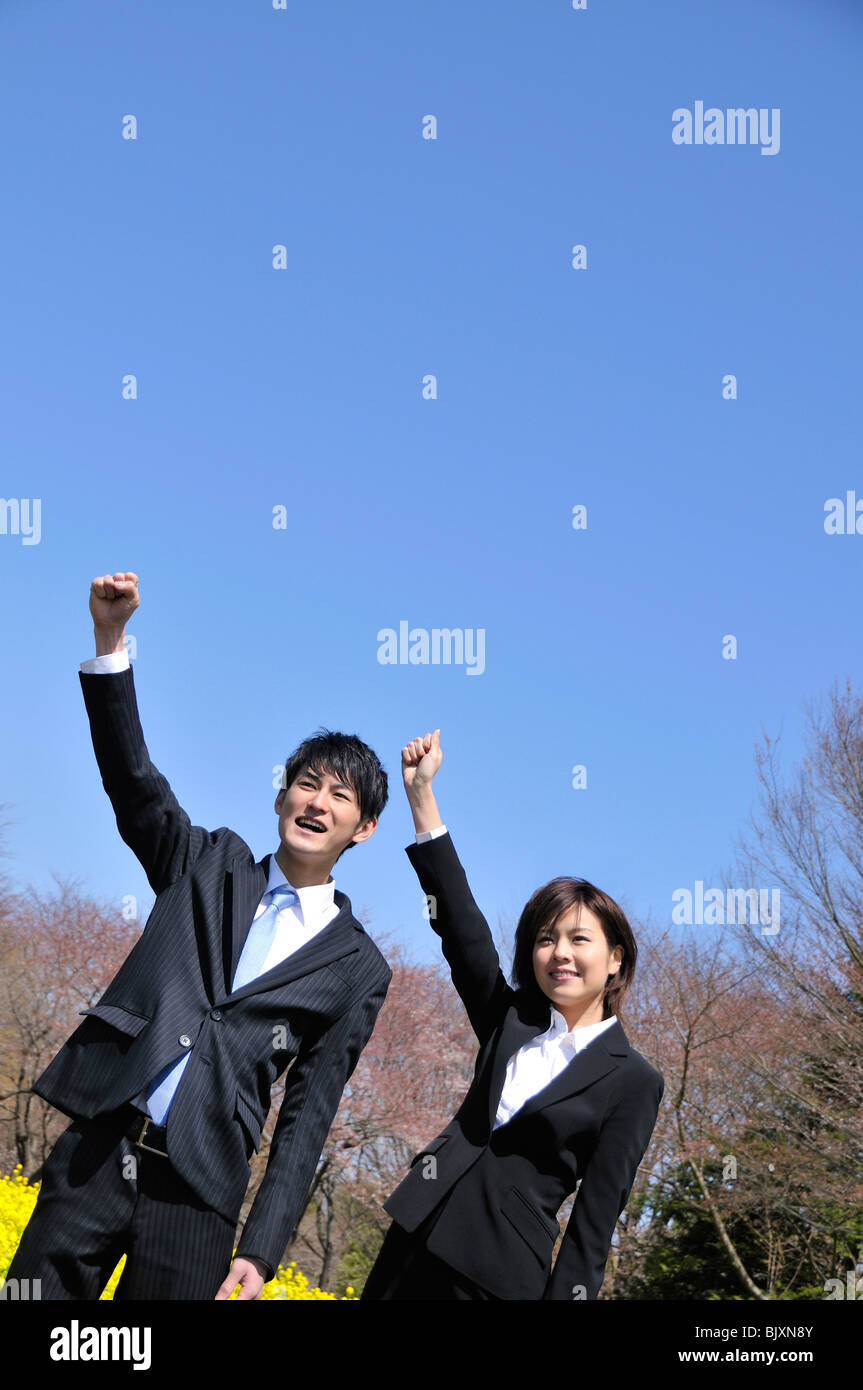 Zwei junge Geschäftsleute, die Arme Stockfoto